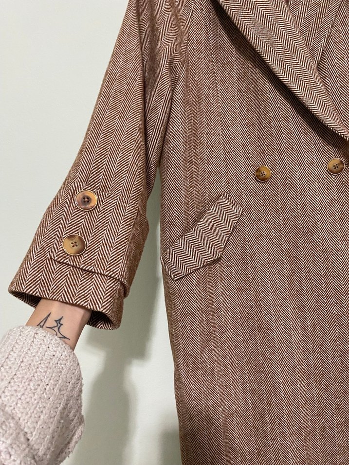 Uzun kahverengi düğmeli kaban - Görsel 4