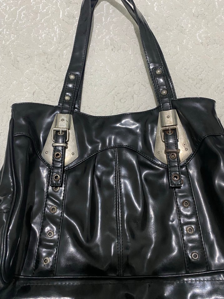 Tokalı Siyah Parlak Gotik Çanta - Görsel 2