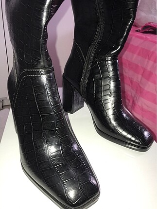 Zara Yılan deri modelinde siyah çizme
