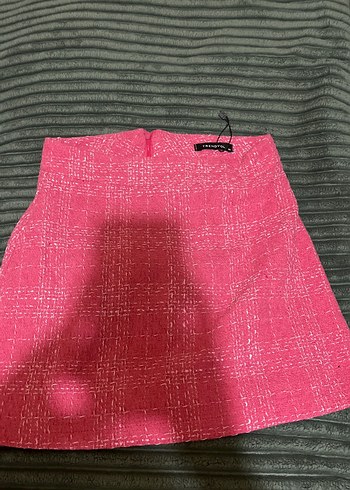 Düğmeli Parlak Pembe Mini Etek
