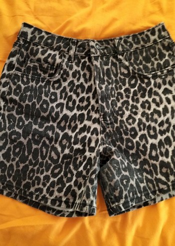 Leopar Desenli Kemerli Kadın Mini Şort
