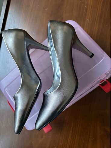 Gümüş stiletto ayakkabı