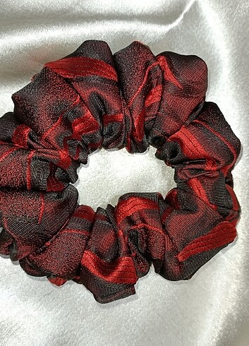 Trendyol & Milla Kırmızı siyah desenli saç lastiği scrunchie