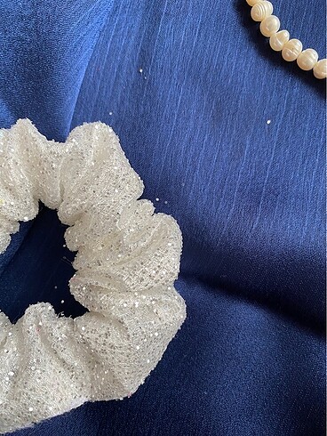 s Beden Beyaz parıltılı scrunchie