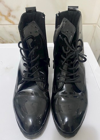 Siyah Parlak Rugan Bağcıklı Stiletto Topuklu Bot