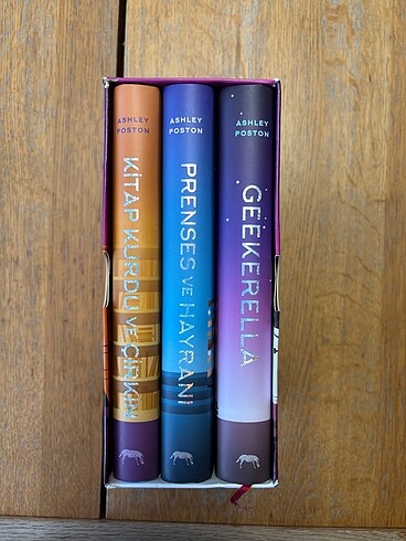 Geekerella, Prenses ve Hayranı, Kitap Kurdu ve Çirkin