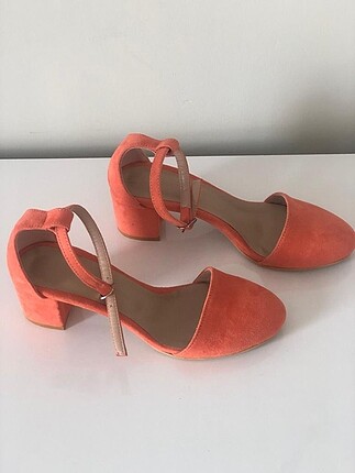 Diğer turuncu ayakkabı