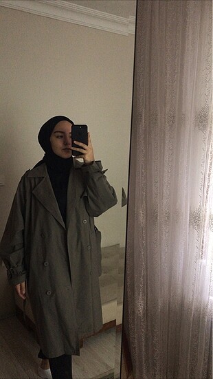 Oversize bir trençtir.