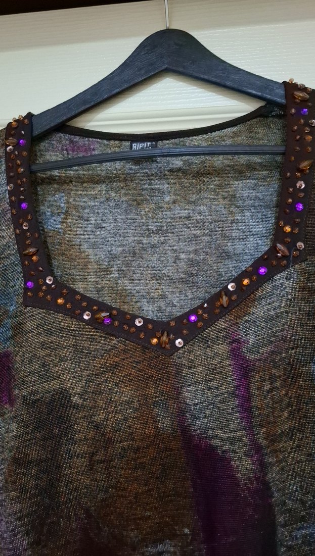 Boncuk Detaylı Kahverengi Batik Desenli Kadın Bluz - Görsel 2