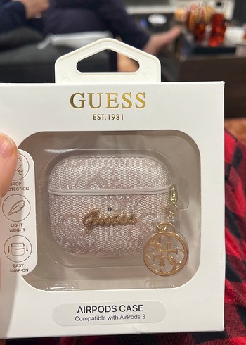 GUESS Vintage Parlak Gri AirPods 3 Kılıfı - Görsel 3
