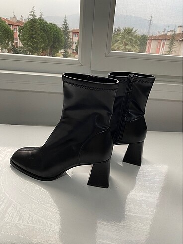 Stradivarius Stradivarius streç bilekli orta boy topuklu bot