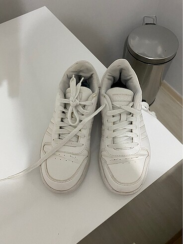Beyaz adidas spor ayakkabı