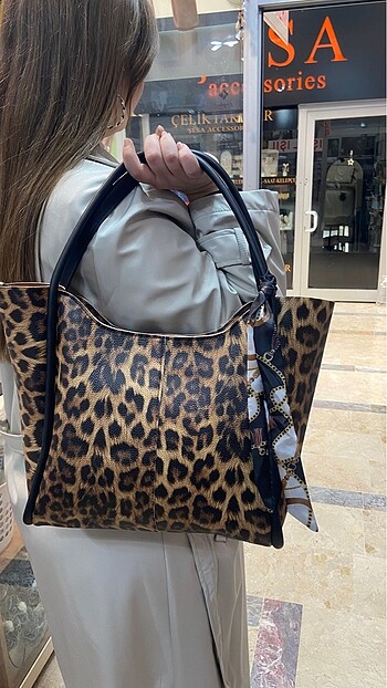 Leopar desenli fularlı çanta
