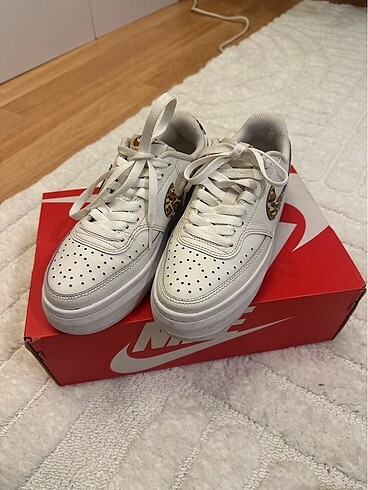 Beyaz nike az kullanılmış leopar detaylı