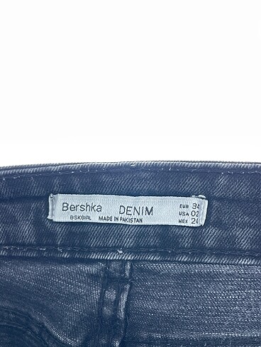 34 Beden çeşitli Renk Bershka Mini Şort %70 İndirimli.