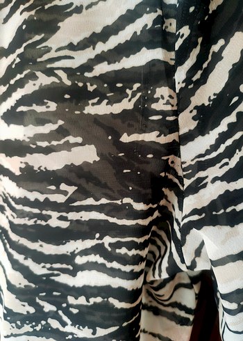s Beden Düğmeli Zebra Desenli Uzun Kollu Kadın Gömlek