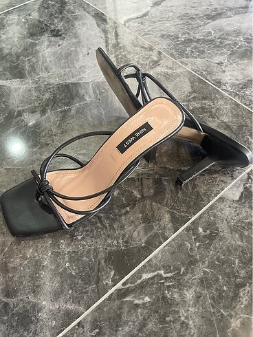 38 Beden siyah Renk Nine west 38 no topuklu terlik