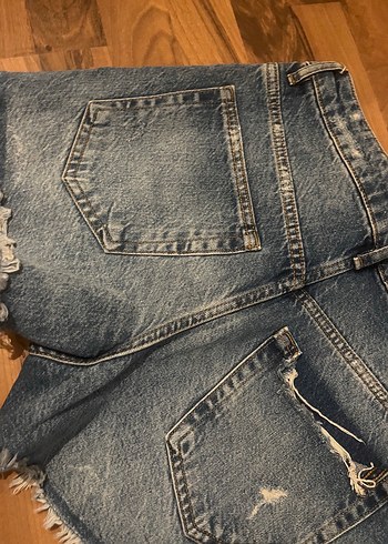 38 Beden Zara yırtık detay mini şort