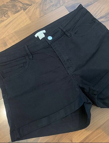 l Beden H&M mini siyah şort