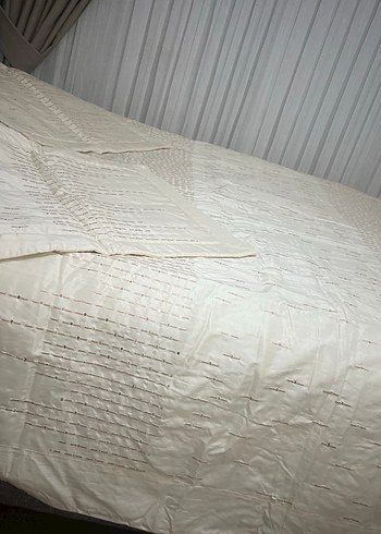 İşlemeli Parlak Beyaz sıfır
Yatak Örtüsü - Görsel 5