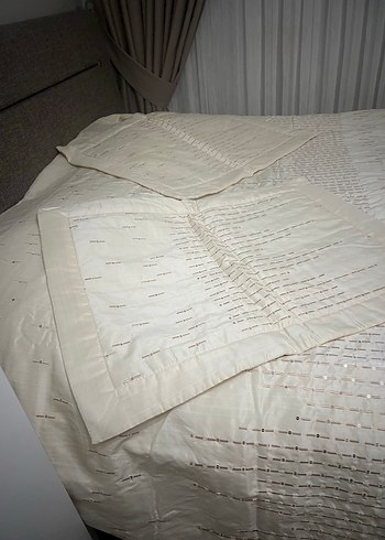 İşlemeli Parlak Beyaz sıfır
Yatak Örtüsü - Görsel 6