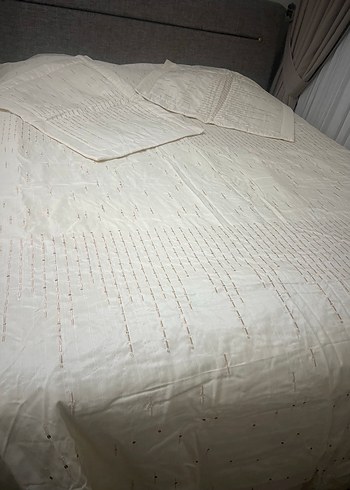 İşlemeli Parlak Beyaz sıfır
Yatak Örtüsü - Görsel 2