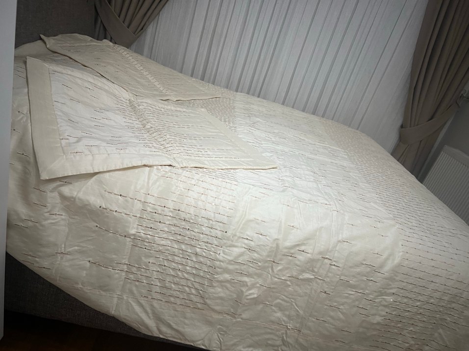 İşlemeli Parlak Beyaz sıfır
Yatak Örtüsü - Görsel 5