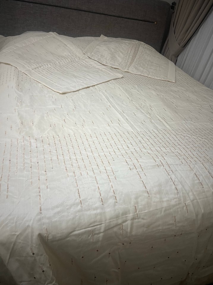 İşlemeli Parlak Beyaz sıfır
Yatak Örtüsü - Görsel 2