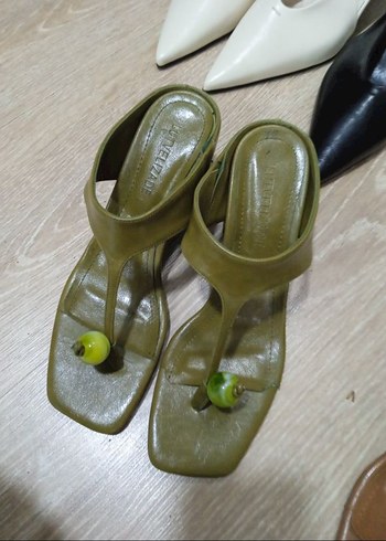 Parlak Haki Dolgu Topuklu Kadın Sandalet