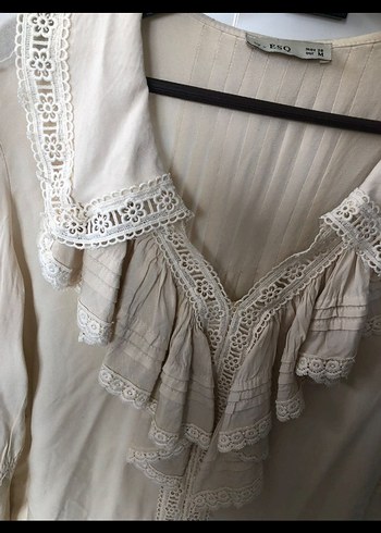 Bej V Yakalı Fırfırlı Kadın Gömlek - Görsel 3