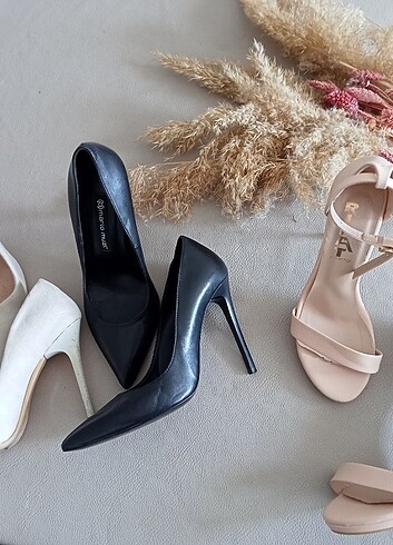 Üç çift topuklu ayakkabı  - Görsel 4