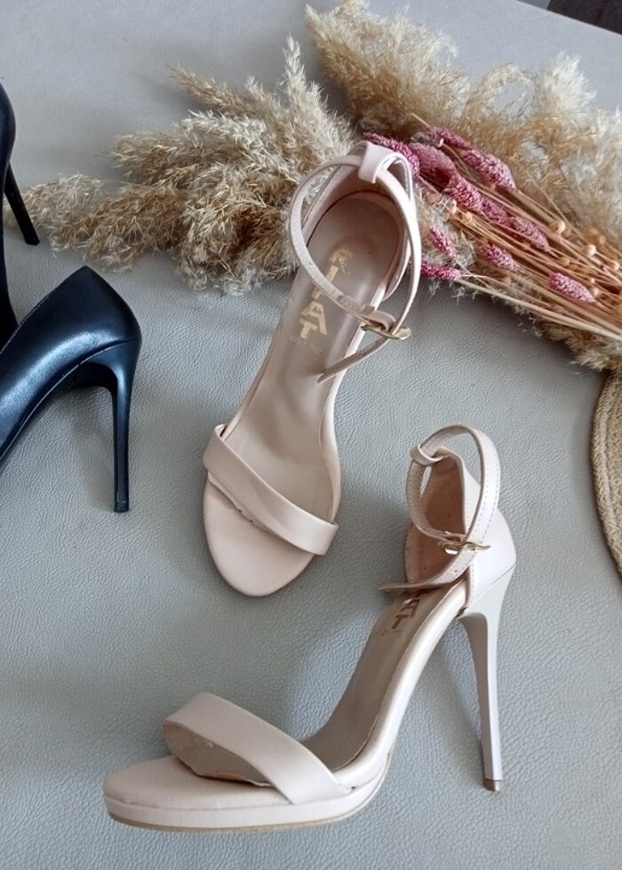 Üç çift topuklu ayakkabı  - Görsel 3