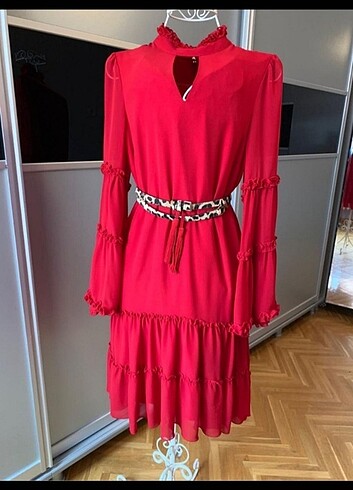 Kirmizi elbise - Görsel 4