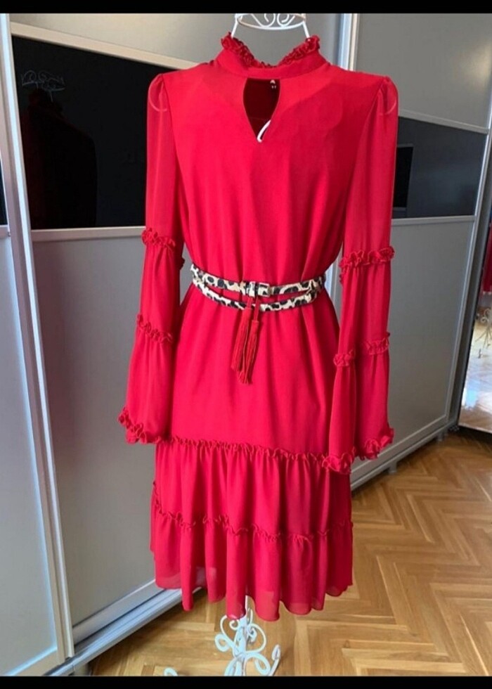 Kirmizi elbise - Görsel 4