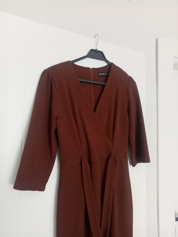 V Yaka Kahverengi Uzun Drapeli Elbise - Görsel 2