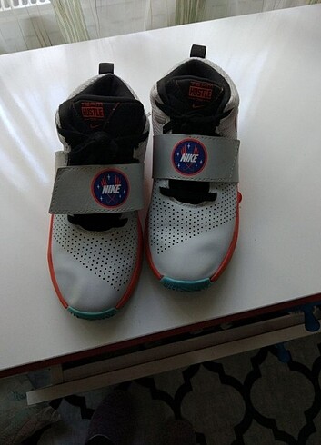 Orijinal Nike Team Hustle D8