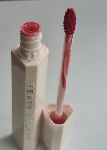 Beden Fenty Beauty Poutsicle Hydrating Lip Stain -