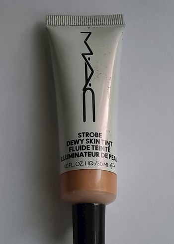Beden Mac Strobe Dewy Skin Tint