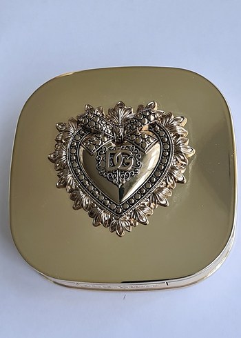 Beden Dolce & Gabbana Everlift Luminizer Oil Infused Soft-halo Powder