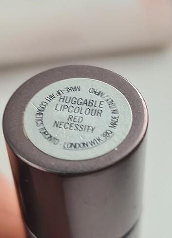 Beden kırmızı Renk Mac Huggable Lipcolour Red Necessity Lipstick