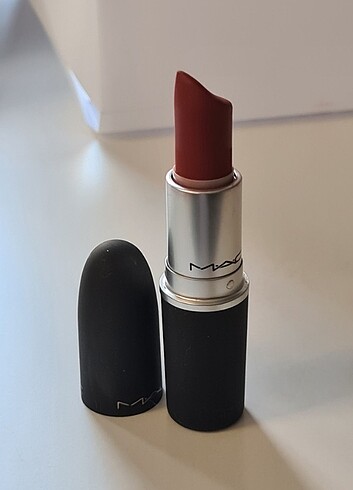 Mac Powder Kiss Lipstick - Mat Bitişli Nemlendirme Etkili Ruj - 