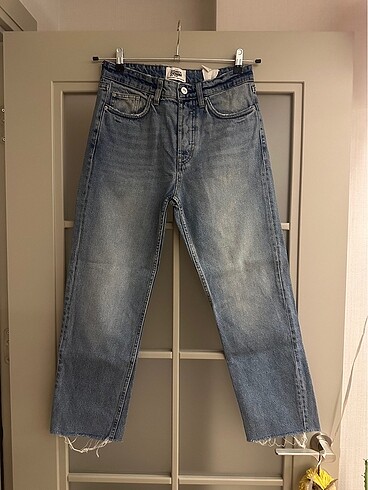Açık renk paçası kesik jean