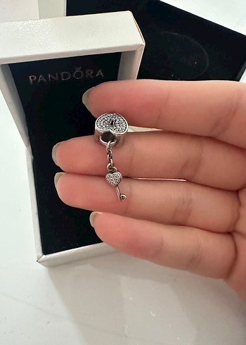 Pandora Gri Zincir Detaylı Anahtar Charm
