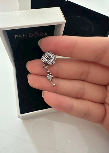  Beden Pandora Gri Zincir Detaylı Anahtar Charm