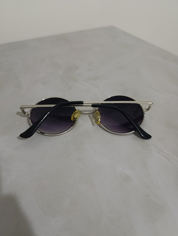 Minimalist Gri Yuvarlak Kadın Güneş Gözlüğü - Görsel 2