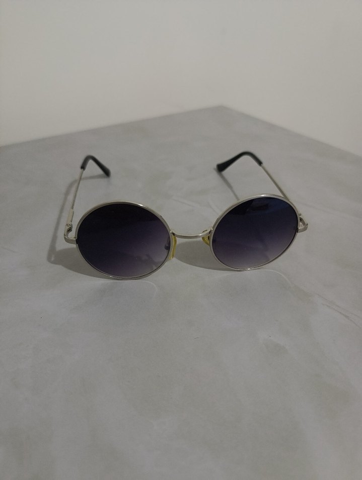 Minimalist Gri Yuvarlak Kadın Güneş Gözlüğü - Görsel 3