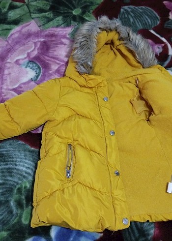 Kız Çocuk Sarı Kapüşonlu Kürklü Ceket - Görsel 2