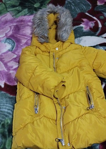 Kız Çocuk Sarı Kapüşonlu Kürklü Ceket - Görsel 4