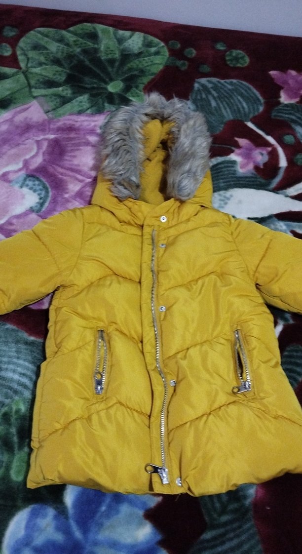 Kız Çocuk Sarı Kapüşonlu Kürklü Ceket - Görsel 3