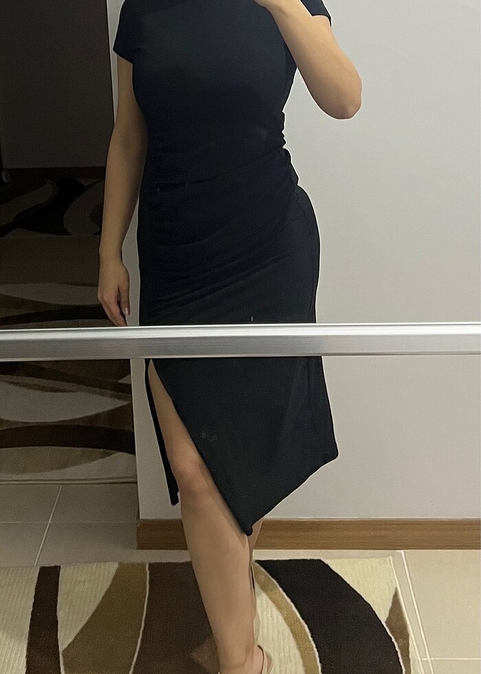 Trendyolmilla siyah yırtmaçlı elbise - Görsel 2